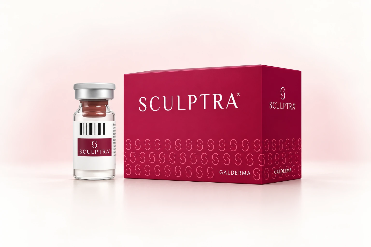 밝은 배경 위에 놓인 스컬트라(SCULPTRA) 바이알과 버건디색 제품 패키지